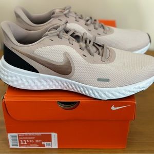 Women Nike Revolution 5